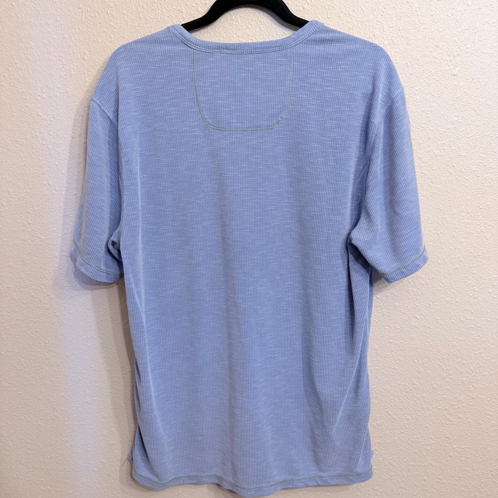 Tommy Bahama IslandZone Mens Medium Blue V-Neck T-Shirt Tencel Coolmax Blend - Picture 2 of 8